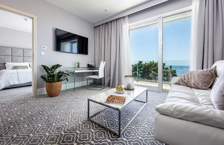 Royal-Palm_Luxury-King-Suite-Sea-View_bedroom