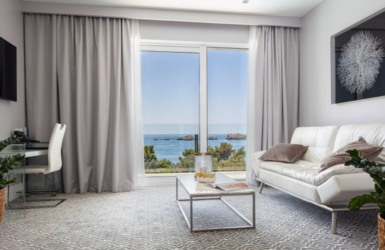 Royal-Palm_Superior-Suite-Sea-View_bedroom_2
